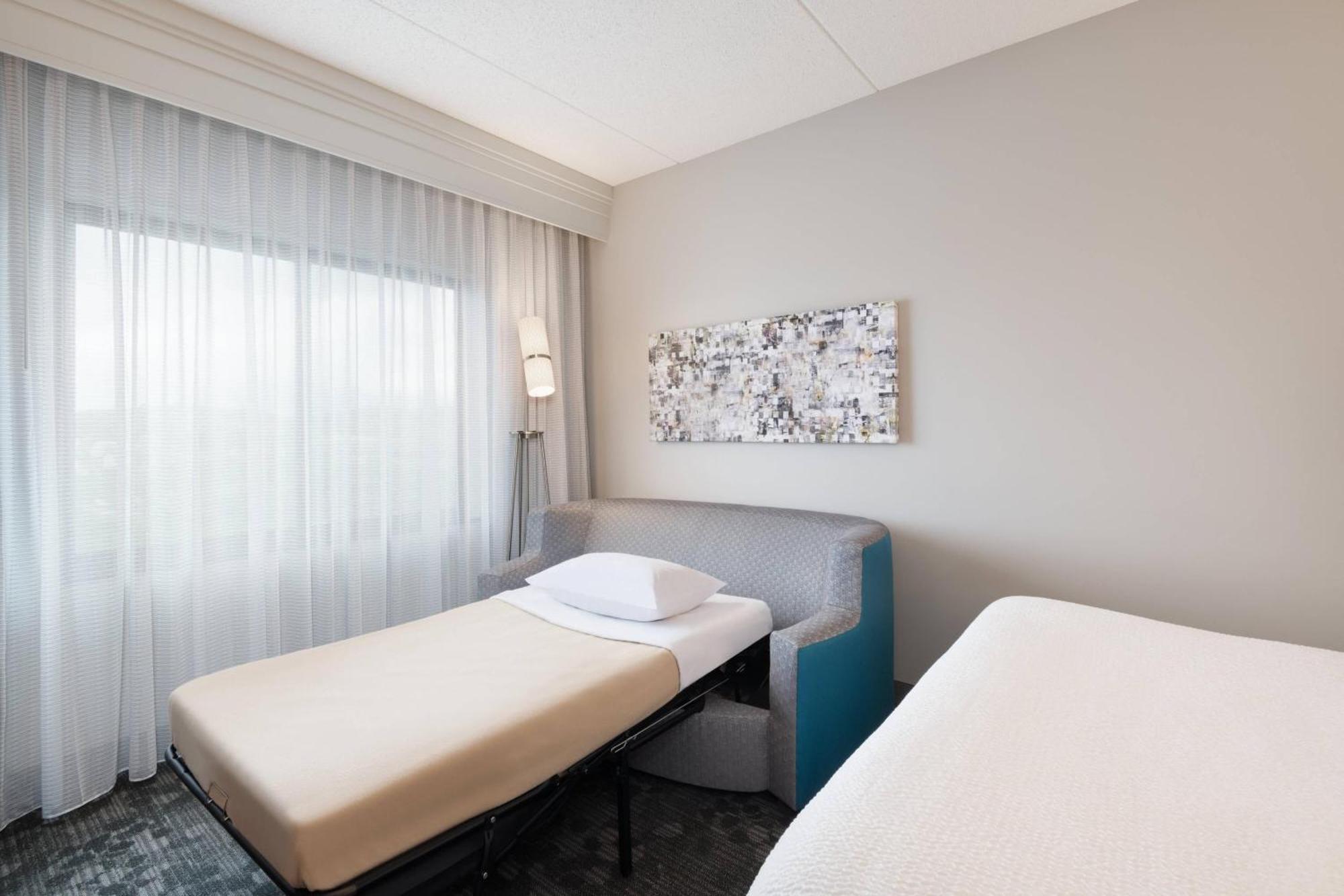 Courtyard By Marriott Pittsburgh Meadow Lands Hotel