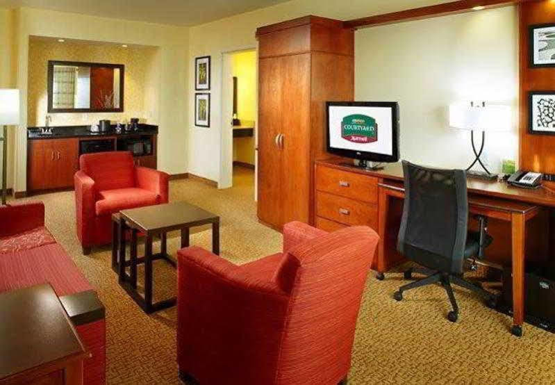 Courtyard By Marriott Pittsburgh Meadow Lands Hotel